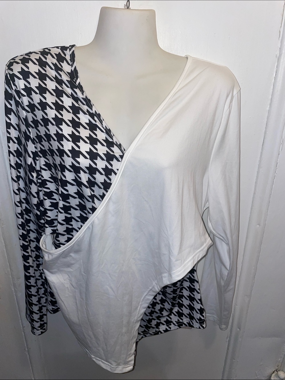 Emery Rose Women’s Black & White Houndstooth Wrap Top 1X